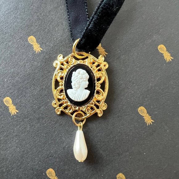 Black Velvet Ribbon Cameo Pendant Choker Victorian Style Costume Choker Necklace - Picture 8 of 12